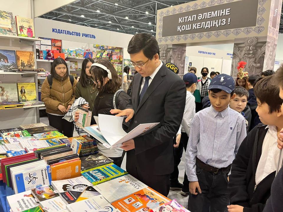 «Проект «Читающая школа» должен быть внедрен во всех школах и колледжах страны», - Асхат Аймагамбетов посетил книжную выставку.